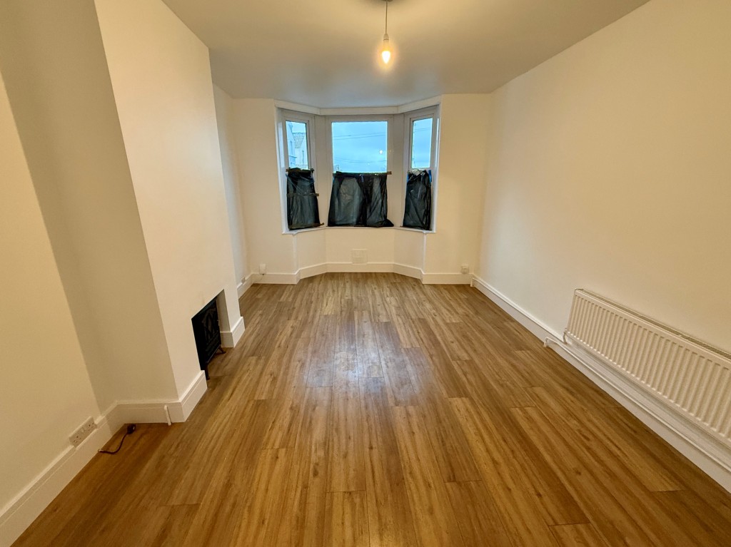 Lot: 153 - VACANT THREE-BEDROOM HOUSE - Living room with bay window